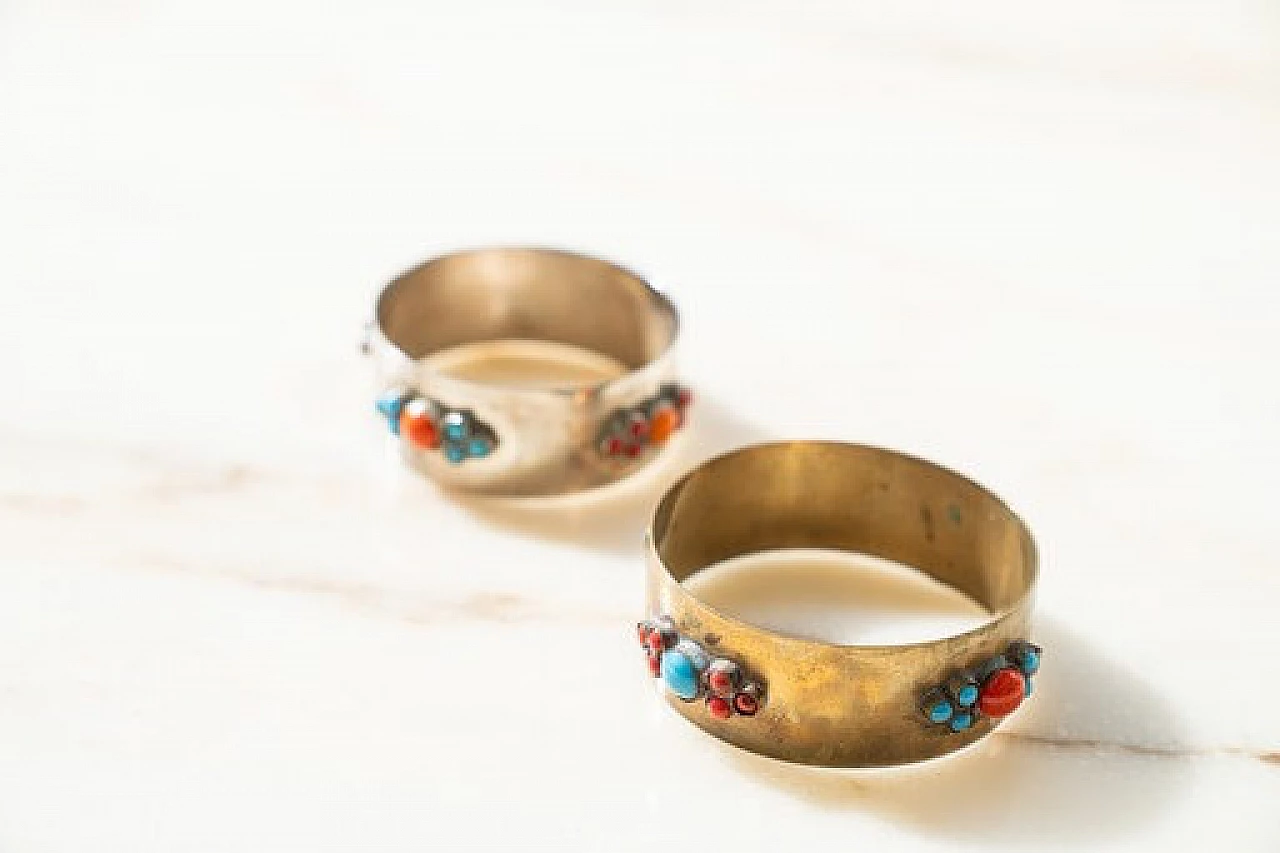 Coppia di bracciali rigidi in ottone con inserti in corallo, anni '70 2