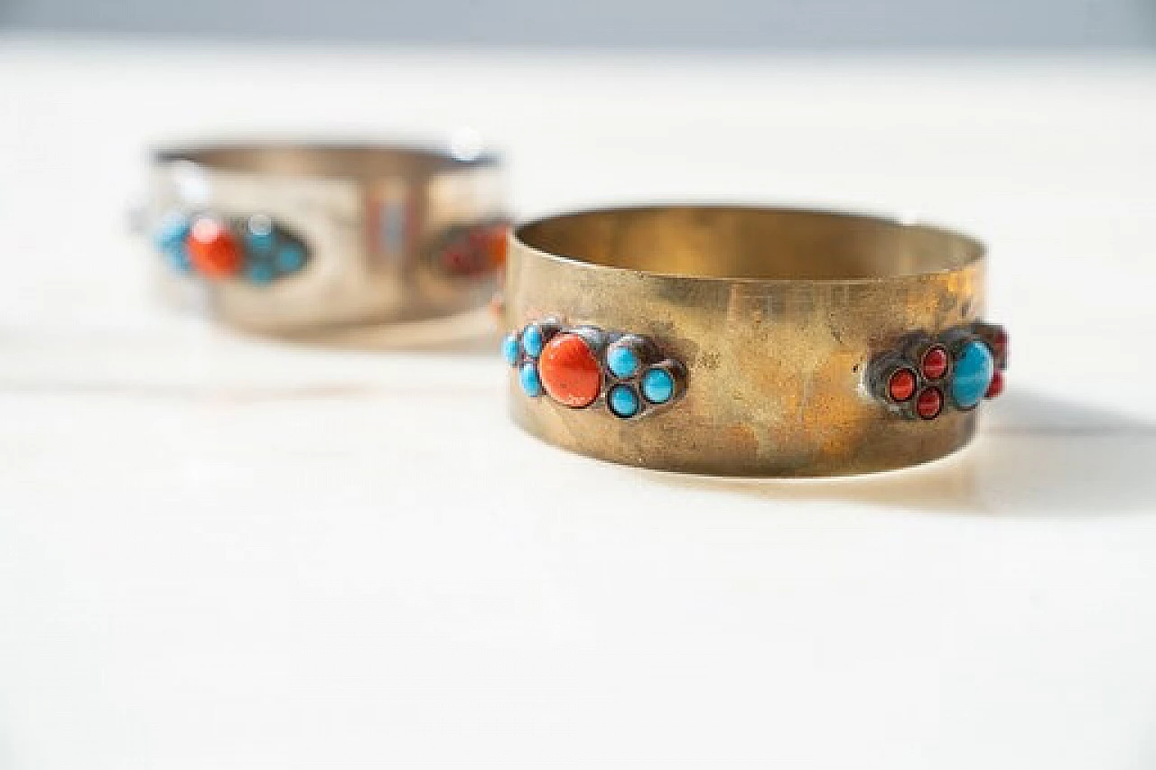 Coppia di bracciali rigidi in ottone con inserti in corallo, anni '70 4