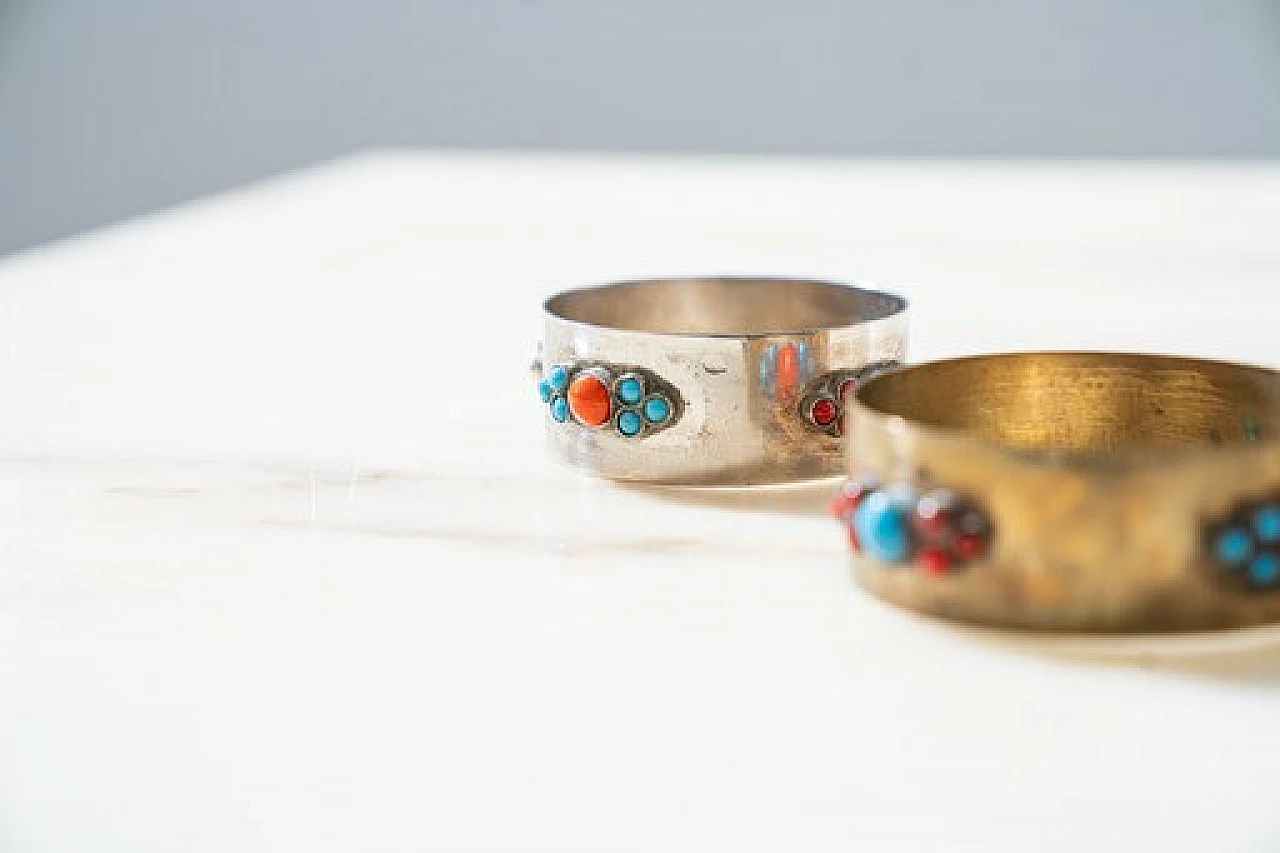 Coppia di bracciali rigidi in ottone con inserti in corallo, anni '70 5