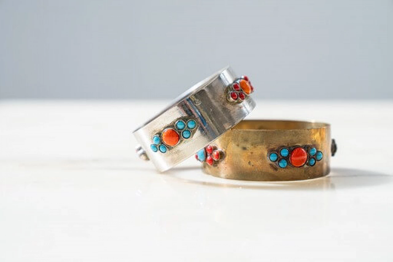 Coppia di bracciali rigidi in ottone con inserti in corallo, anni '70 6