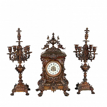 Trittico con orologio e coppia di candelabri in bronzo, inizio '900
