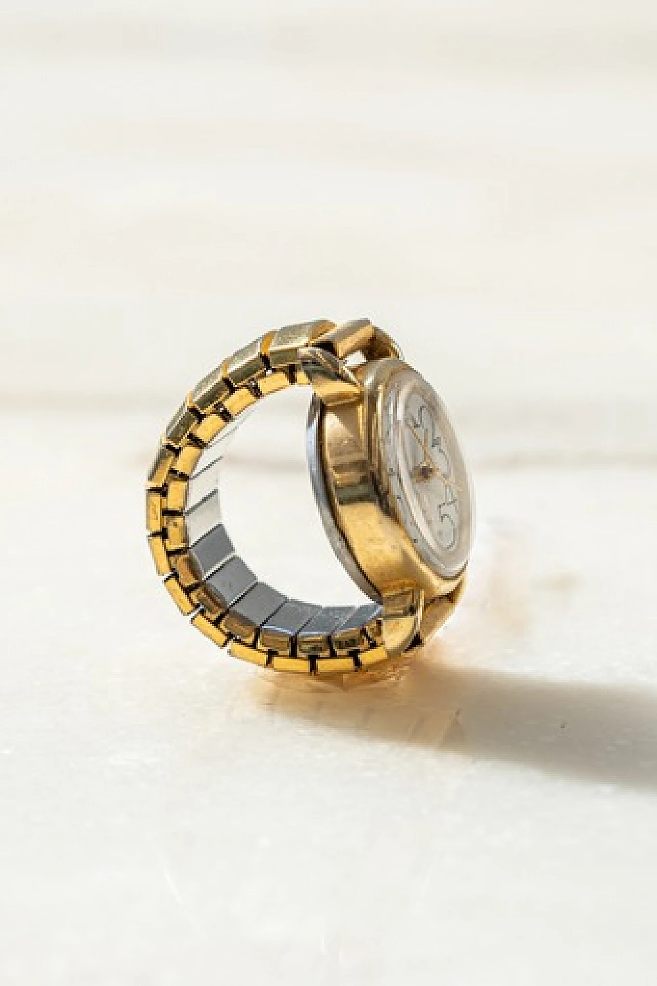 Anello con orologio in metallo dorato, anni '70 3