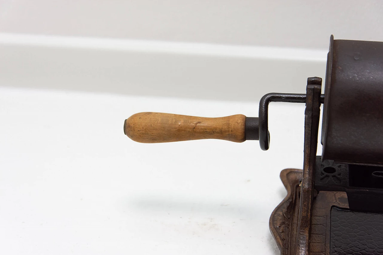 Tostatrice manuale per chicchi di caffè in ghisa e lamiera, fine '800 7