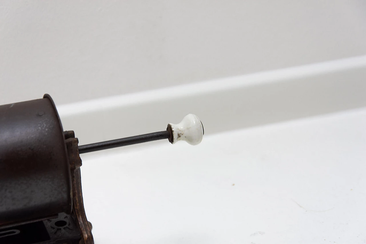 Tostatrice manuale per chicchi di caffè in ghisa e lamiera, fine '800 9