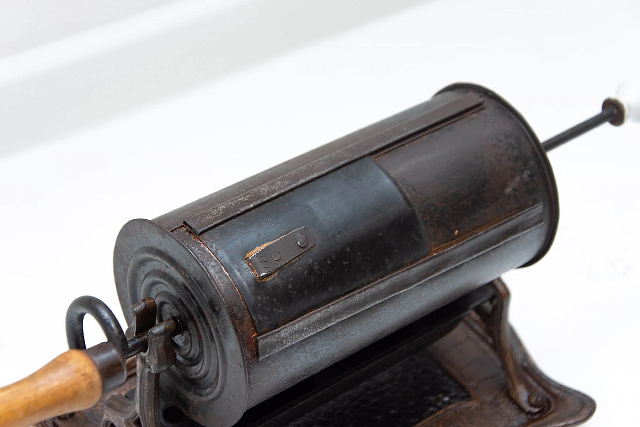 Tostatrice manuale per chicchi di caffè in ghisa e lamiera, fine '800 10