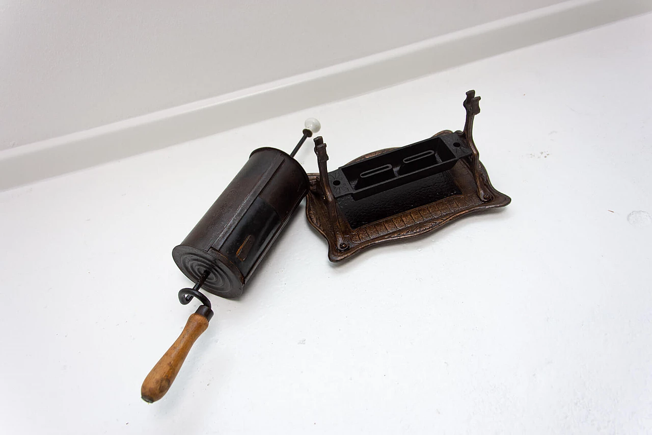 Tostatrice manuale per chicchi di caffè in ghisa e lamiera, fine '800 11