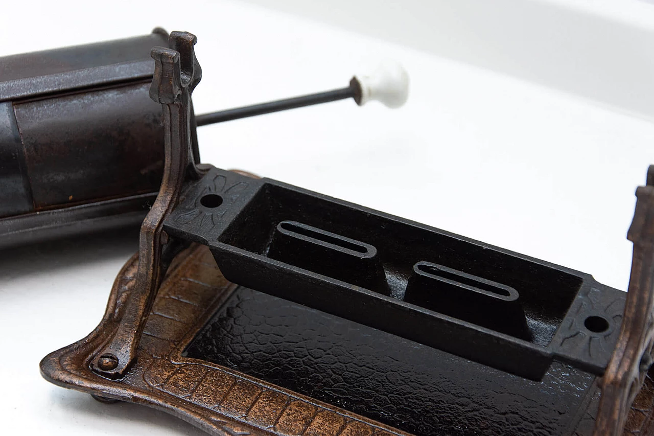 Tostatrice manuale per chicchi di caffè in ghisa e lamiera, fine '800 13