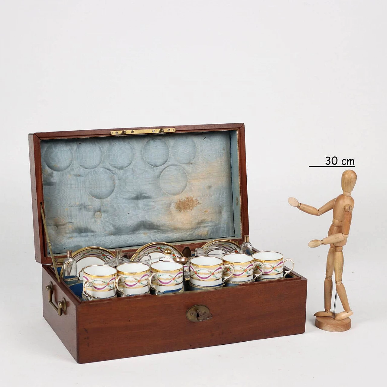Travel case with French porcelain, 19th century 2