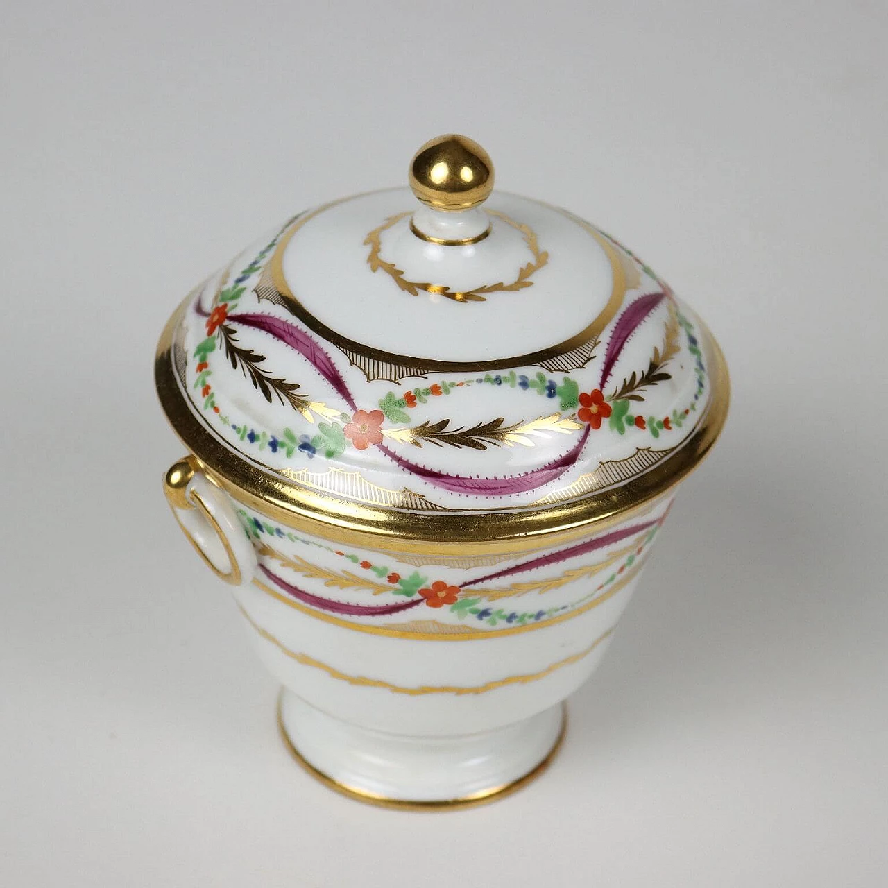 Travel case with French porcelain, 19th century 4