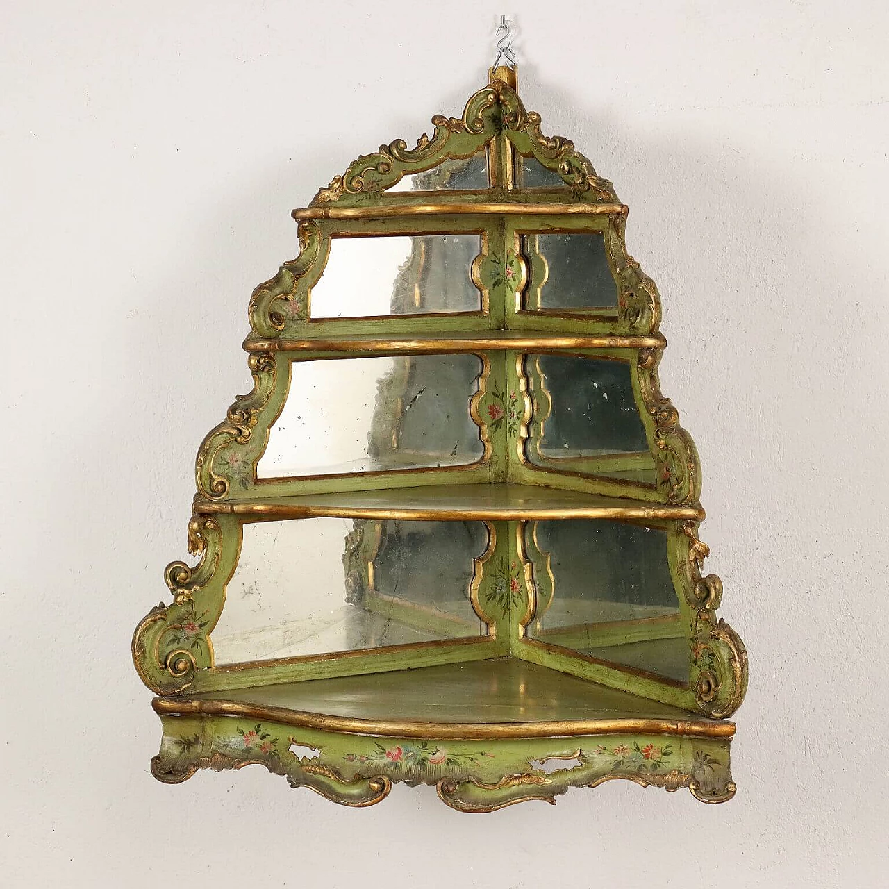 Angoliera pensile stile Rococò in legno laccato e dorato con specchi, fine '800 3