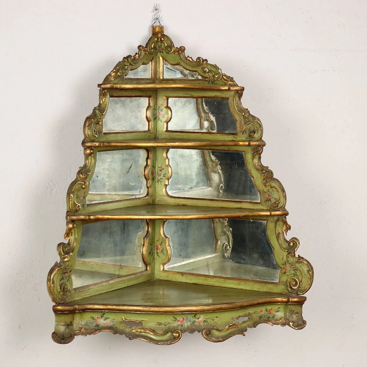 Angoliera pensile stile Rococò in legno laccato e dorato con specchi, fine '800 4