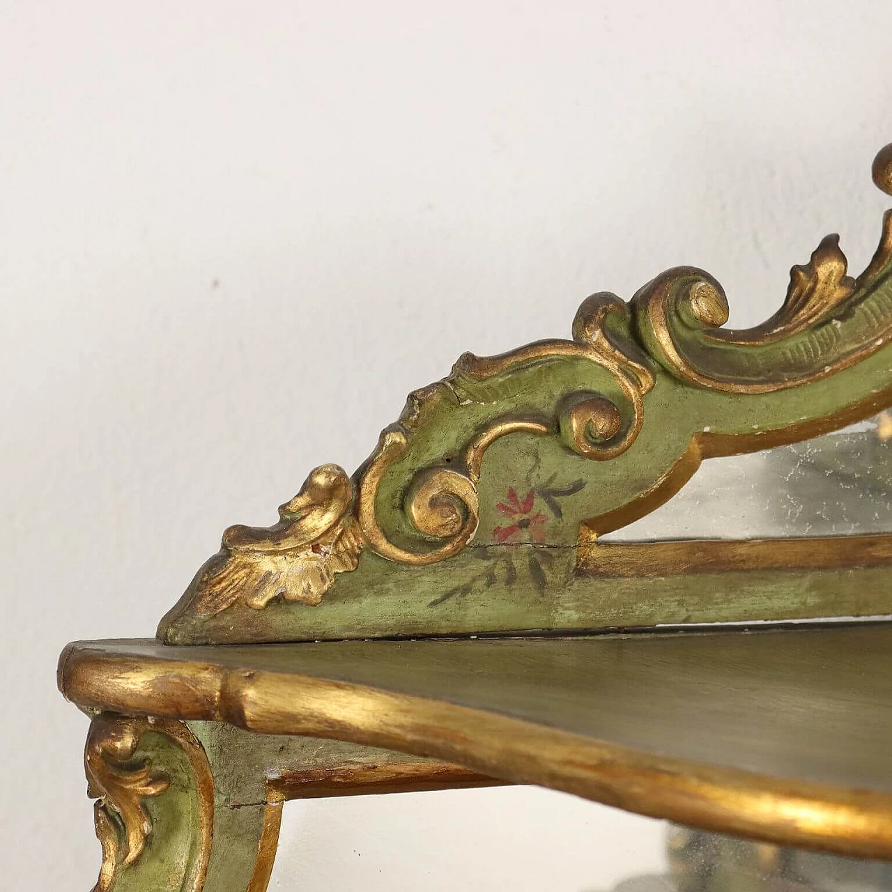 Angoliera pensile stile Rococò in legno laccato e dorato con specchi, fine '800 6