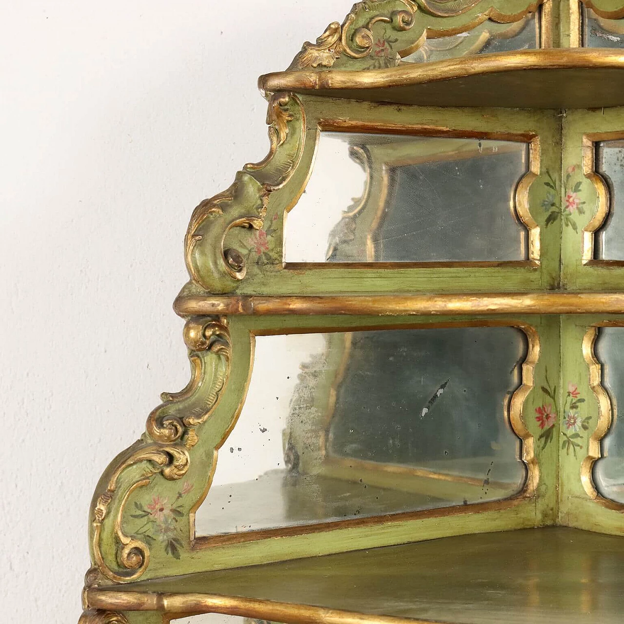 Angoliera pensile stile Rococò in legno laccato e dorato con specchi, fine '800 7