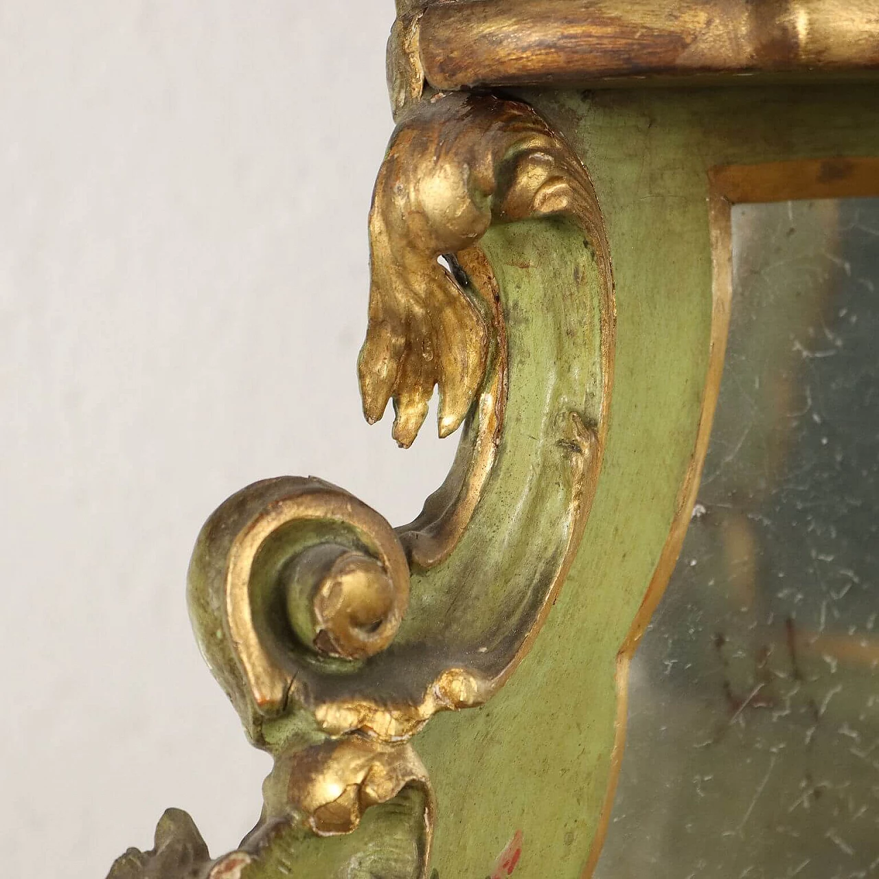 Angoliera pensile stile Rococò in legno laccato e dorato con specchi, fine '800 9