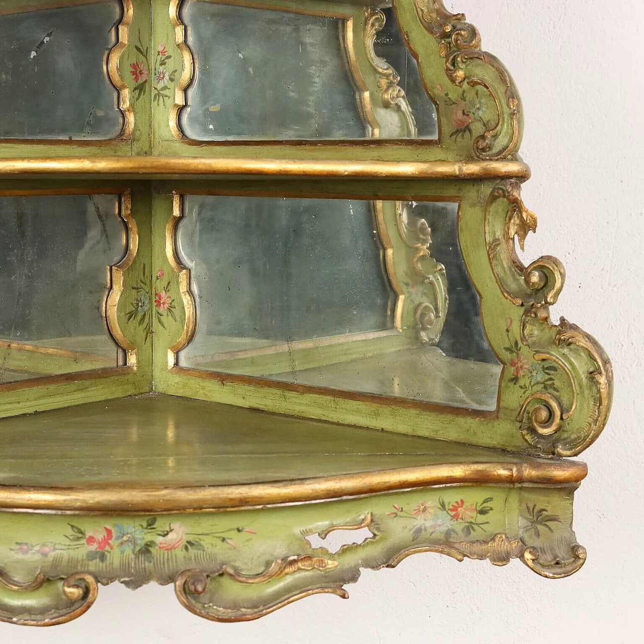 Angoliera pensile stile Rococò in legno laccato e dorato con specchi, fine '800 10