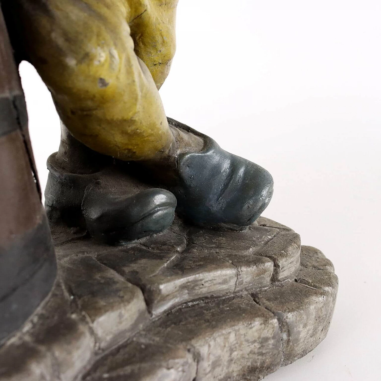 Nano da giardino in cemento dipinto 5