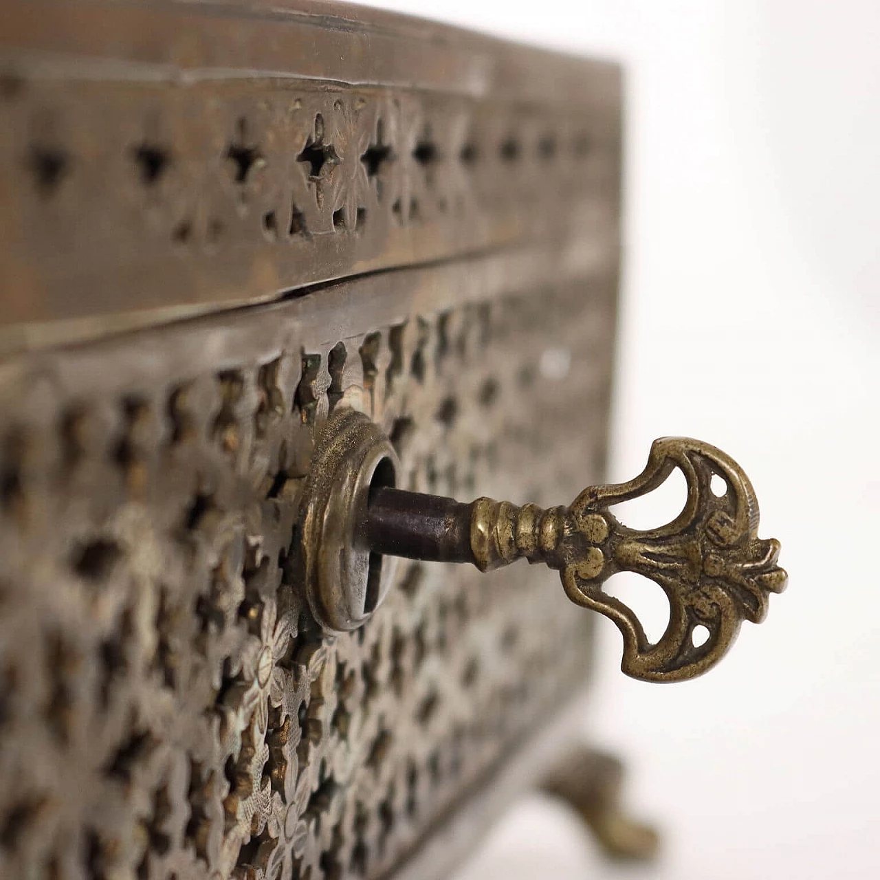 Openwork and chiseled bronze jewelry box, late 19th century 5