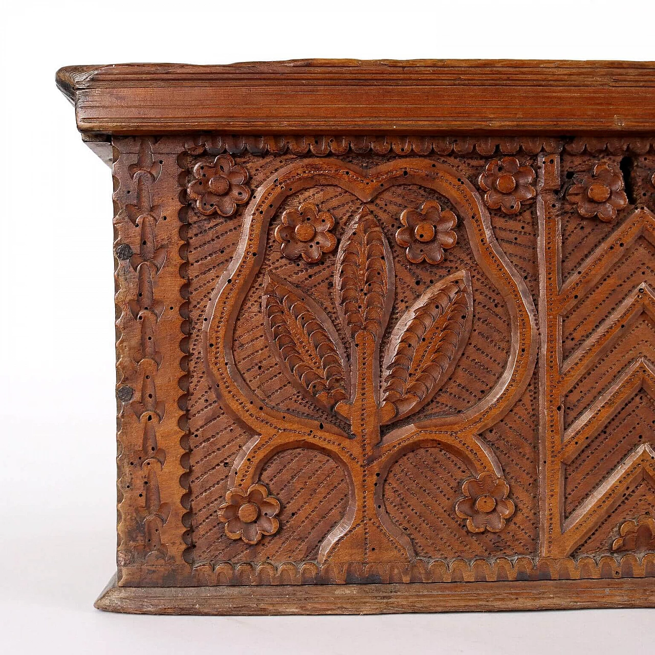 Late Renaissance box in swiss pine and maple, early 17th century 3