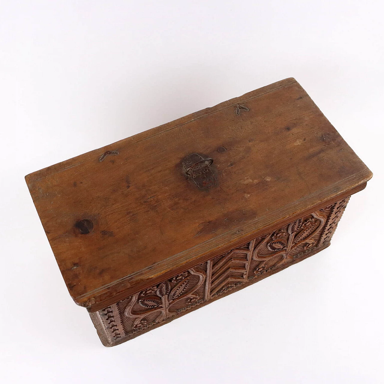Late Renaissance box in swiss pine and maple, early 17th century 9