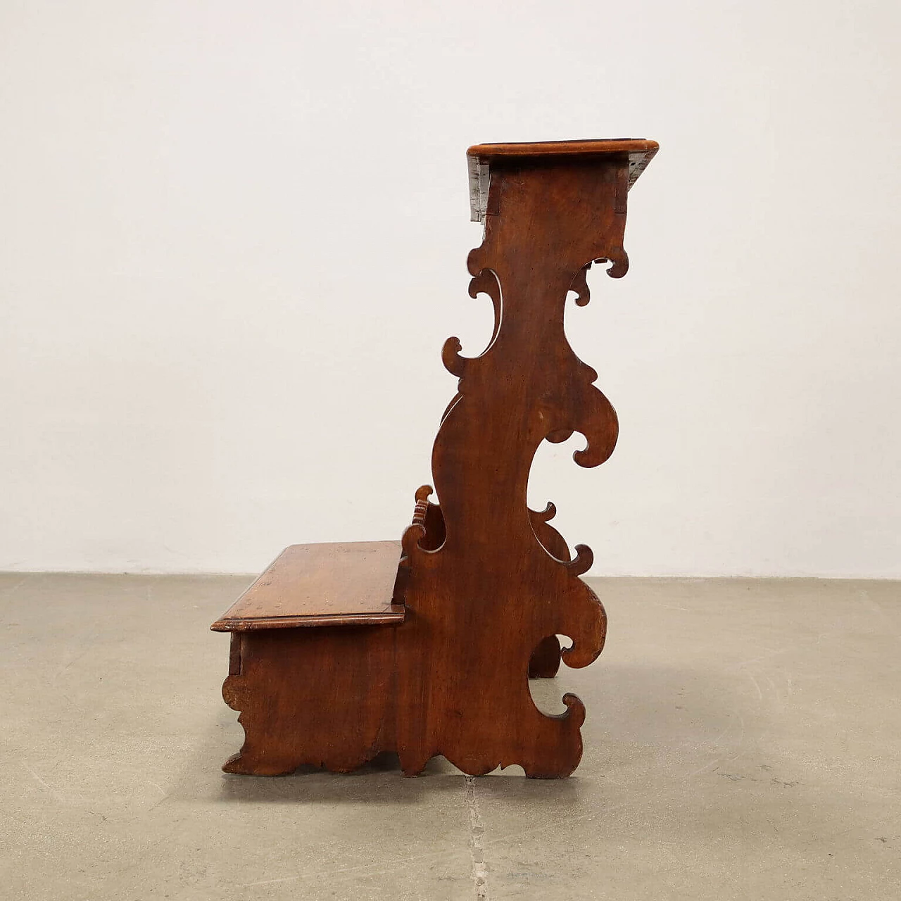 Walnut fratino kneeling-stool, early 18th century 7