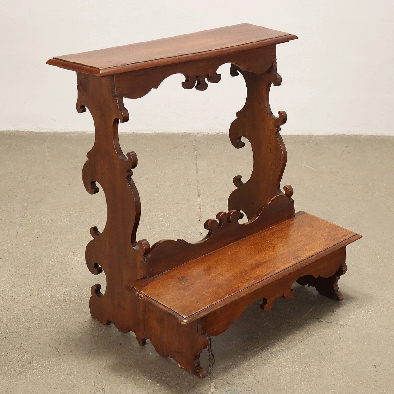 Walnut fratino kneeling-stool, early 18th century 8