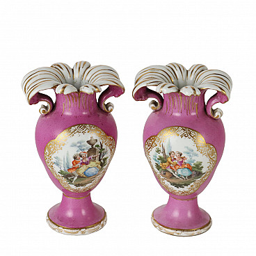Coppia di vasi in porcellana di KPM con innamorati dipinti, metà '800