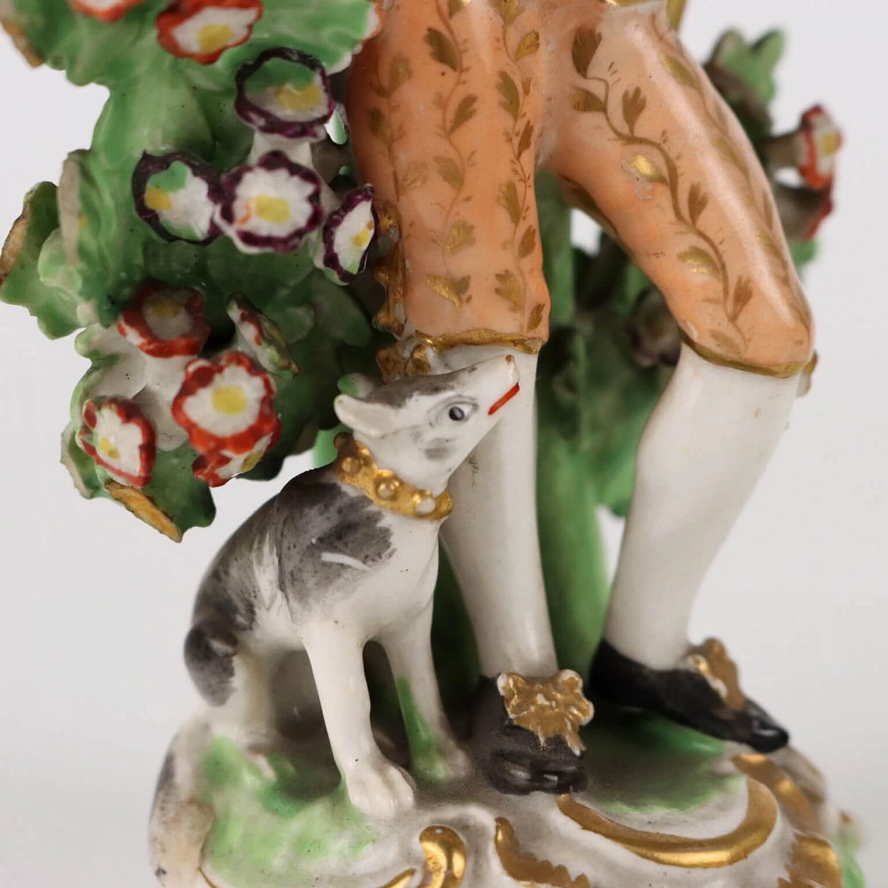 Pair of polychrome porcelain figurines, 19th century 6