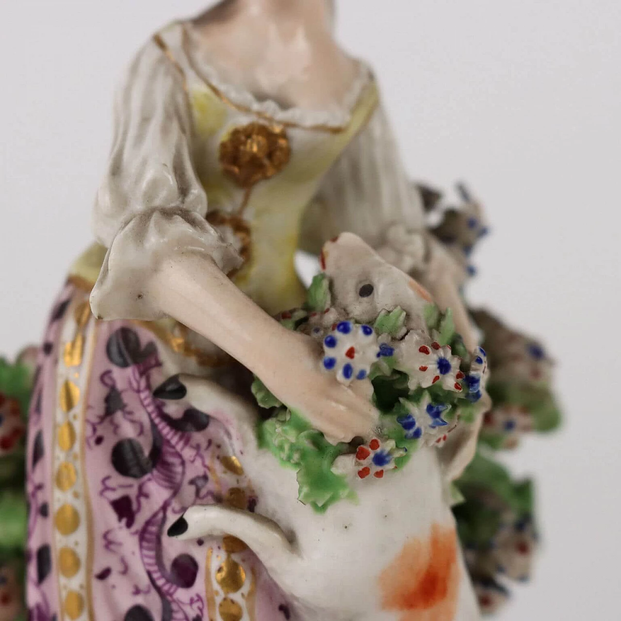 Pair of polychrome porcelain figurines, 19th century 9