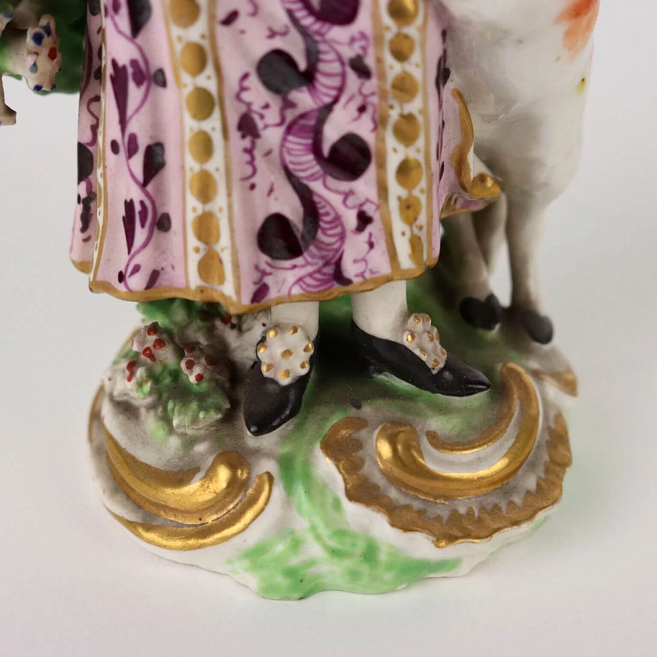 Pair of polychrome porcelain figurines, 19th century 10