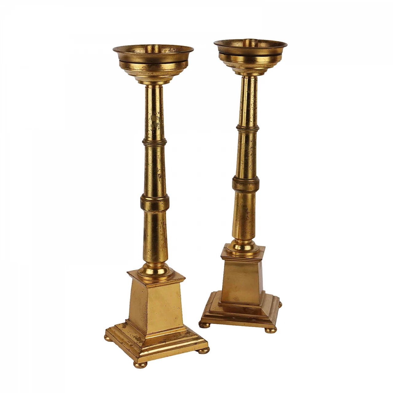 Coppia di candelieri in bronzo dorato con base quadrata 1