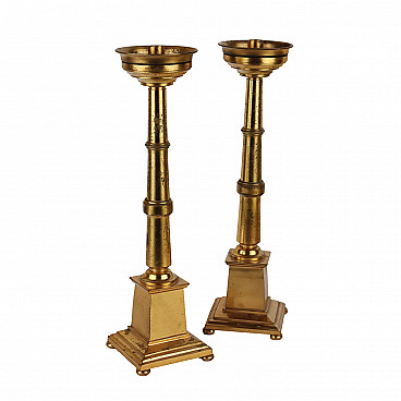 Coppia di candelieri in bronzo dorato con base quadrata