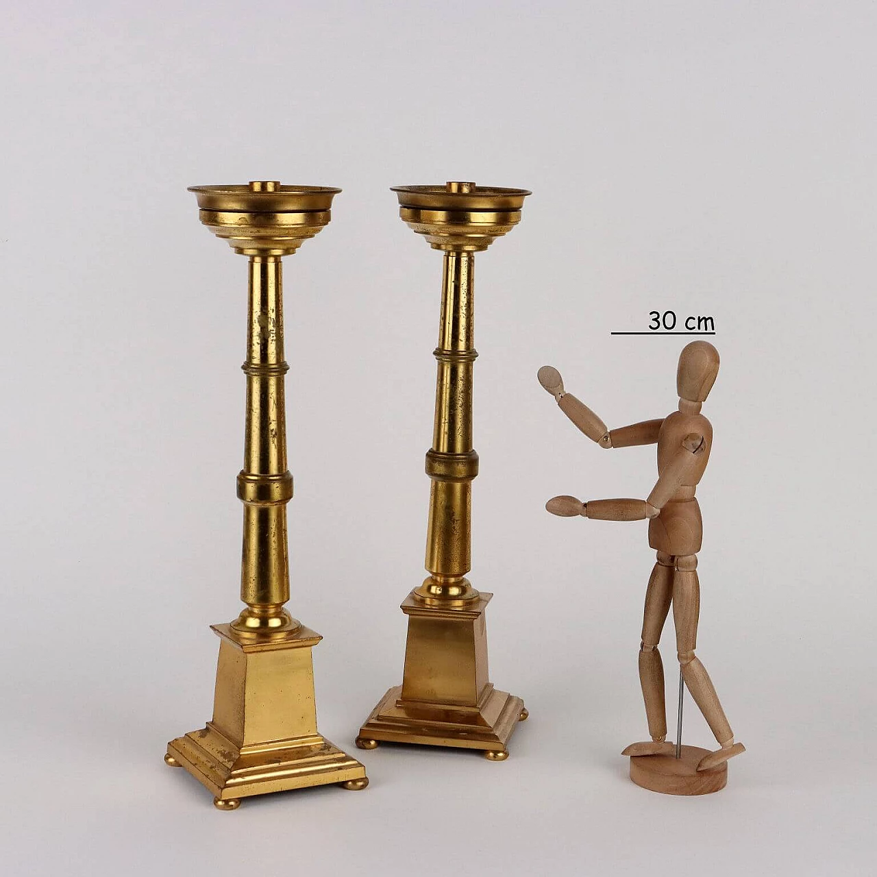 Coppia di candelieri in bronzo dorato con base quadrata 2