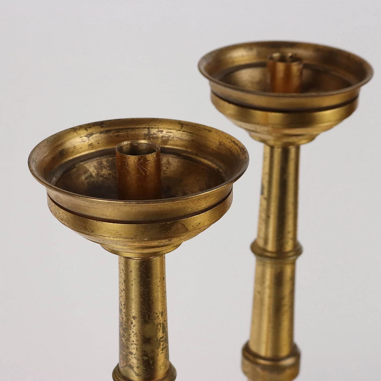 Coppia di candelieri in bronzo dorato con base quadrata 3