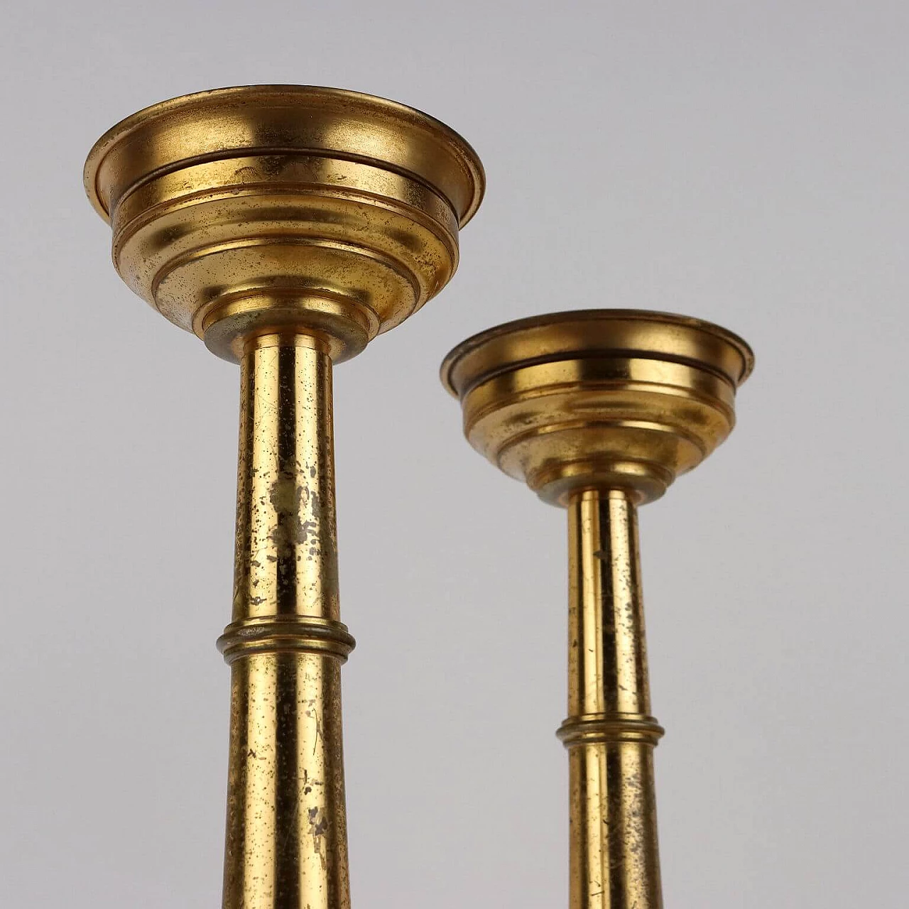 Coppia di candelieri in bronzo dorato con base quadrata 4