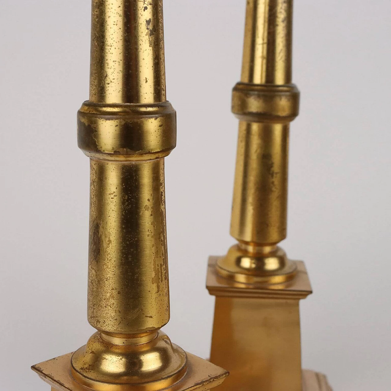 Coppia di candelieri in bronzo dorato con base quadrata 5