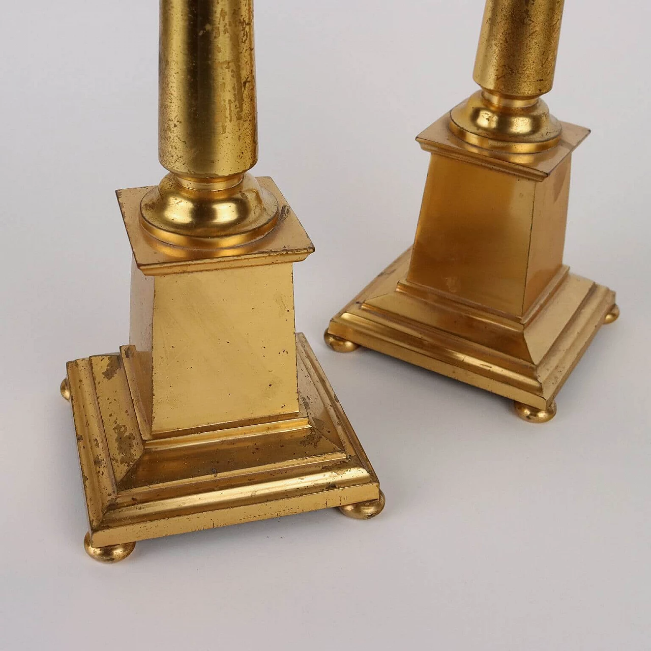 Coppia di candelieri in bronzo dorato con base quadrata 6