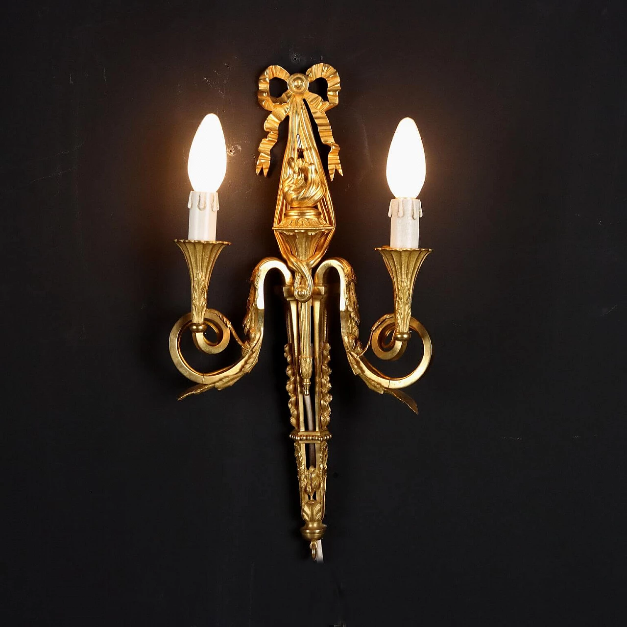Coppia di applique a due luci stile Neoclassico in bronzo dorato 1