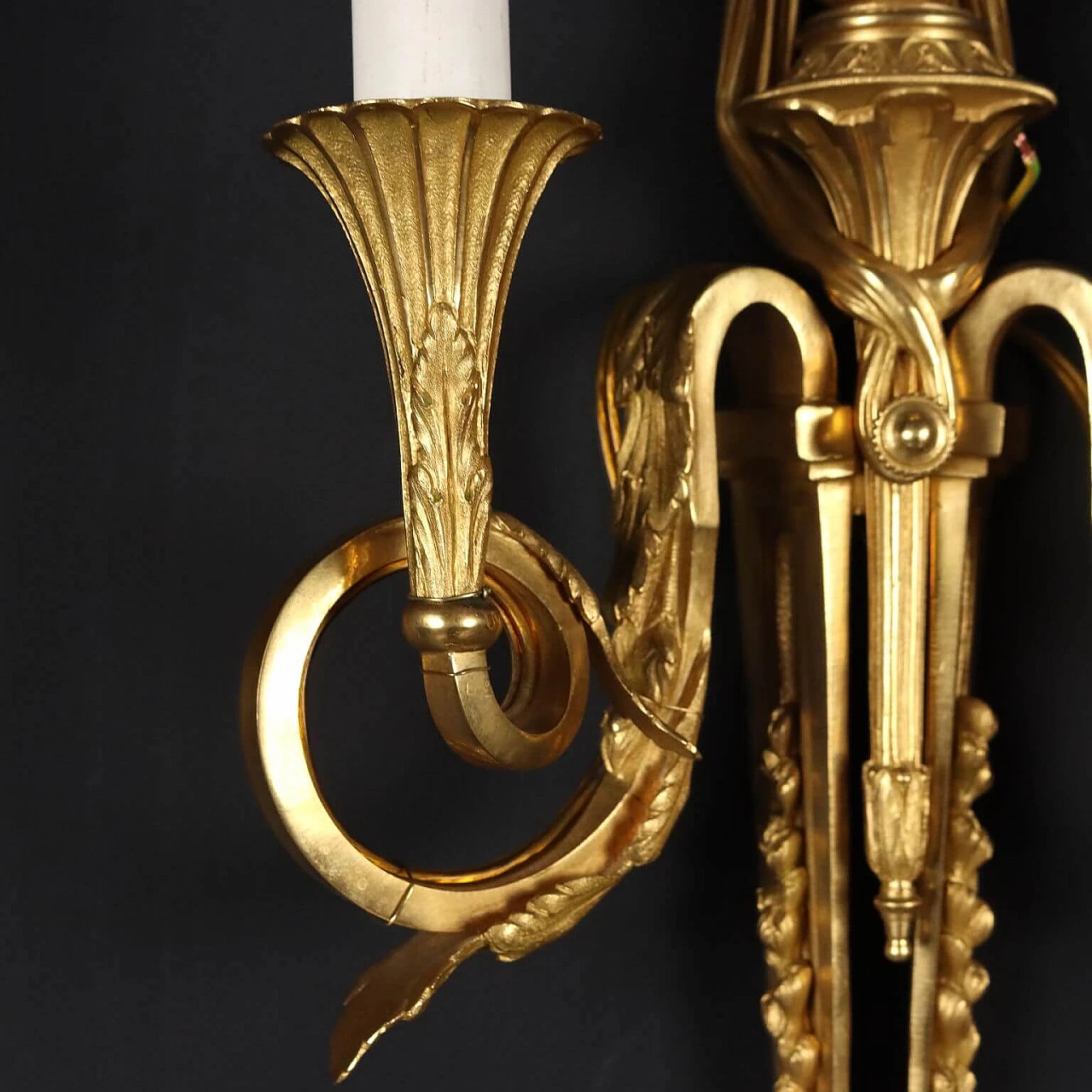 Coppia di applique a due luci stile Neoclassico in bronzo dorato 4