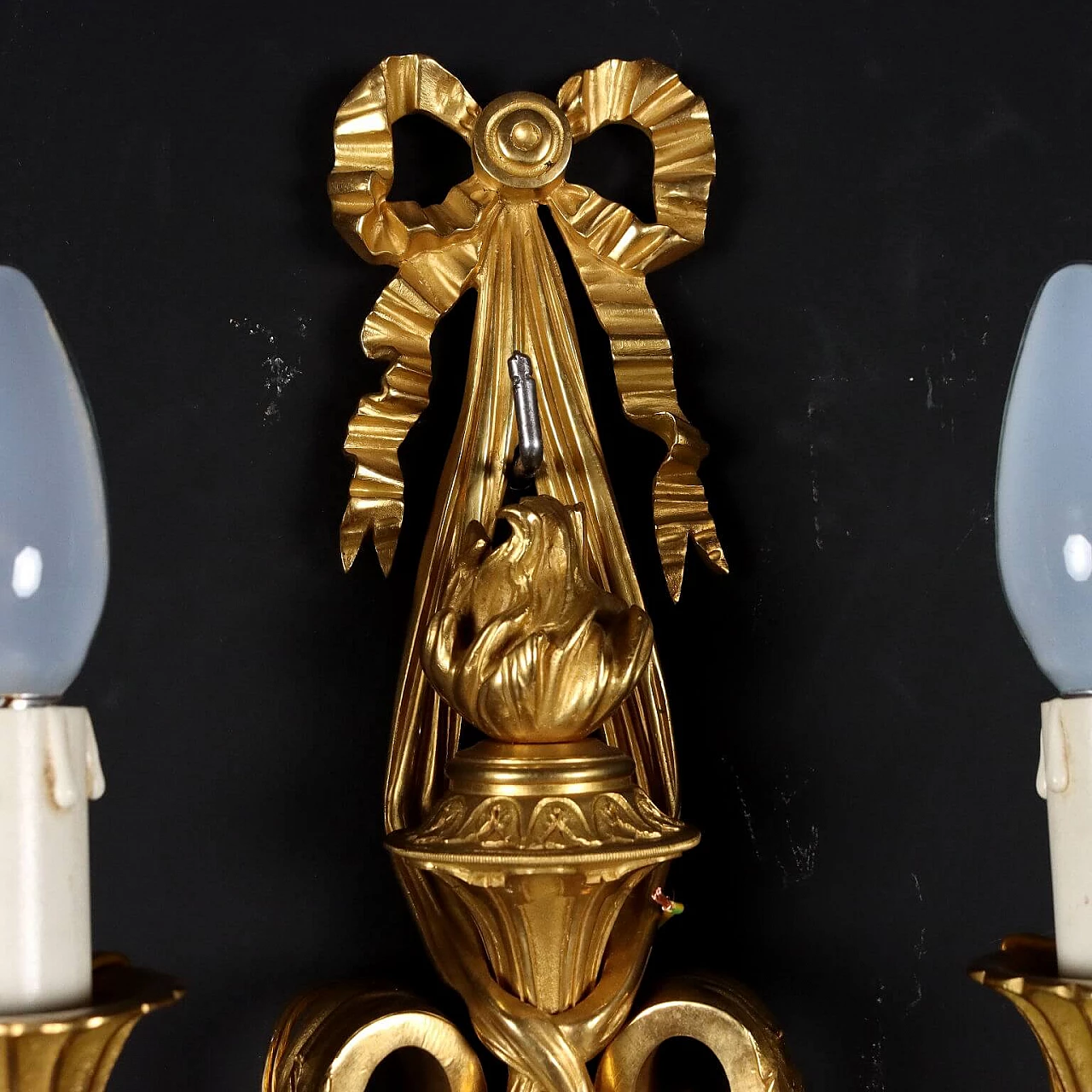 Coppia di applique a due luci stile Neoclassico in bronzo dorato 5