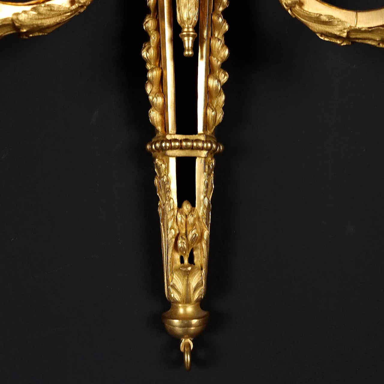 Coppia di applique a due luci stile Neoclassico in bronzo dorato 6