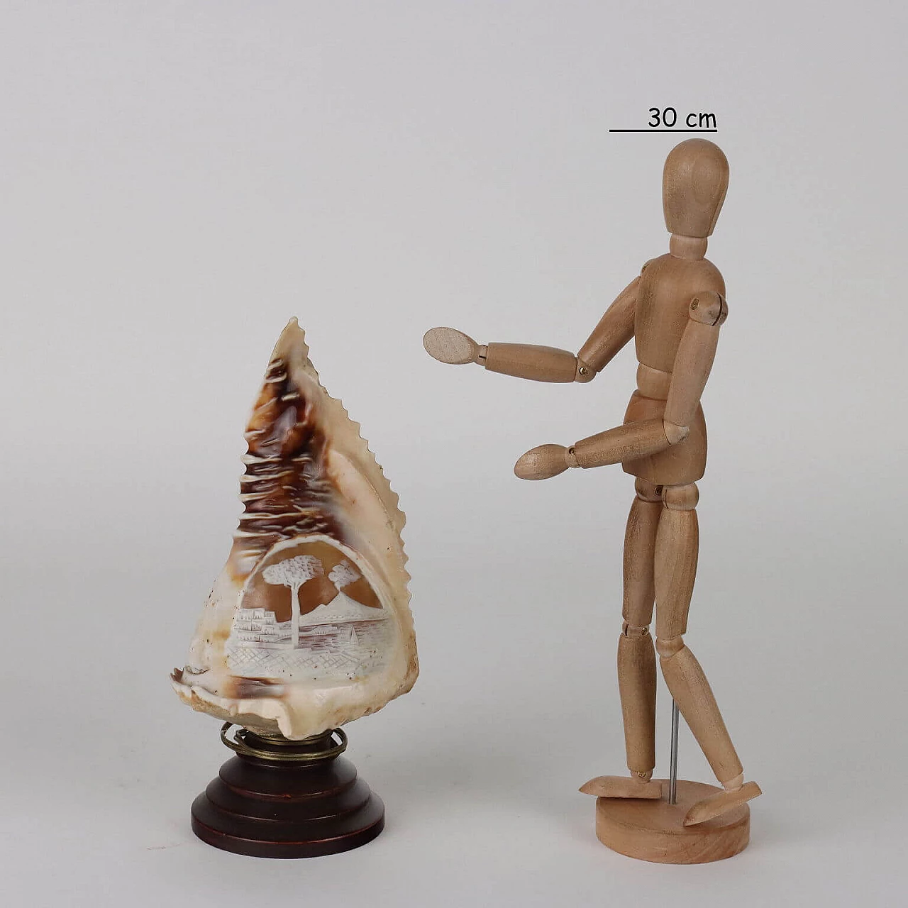 Lampada da tavolo con conchiglia incisa a cammeo, inizio '900 2