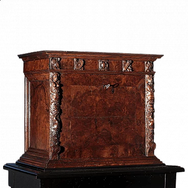 Tuscan Baroque cabinet in walnut root, 1500s