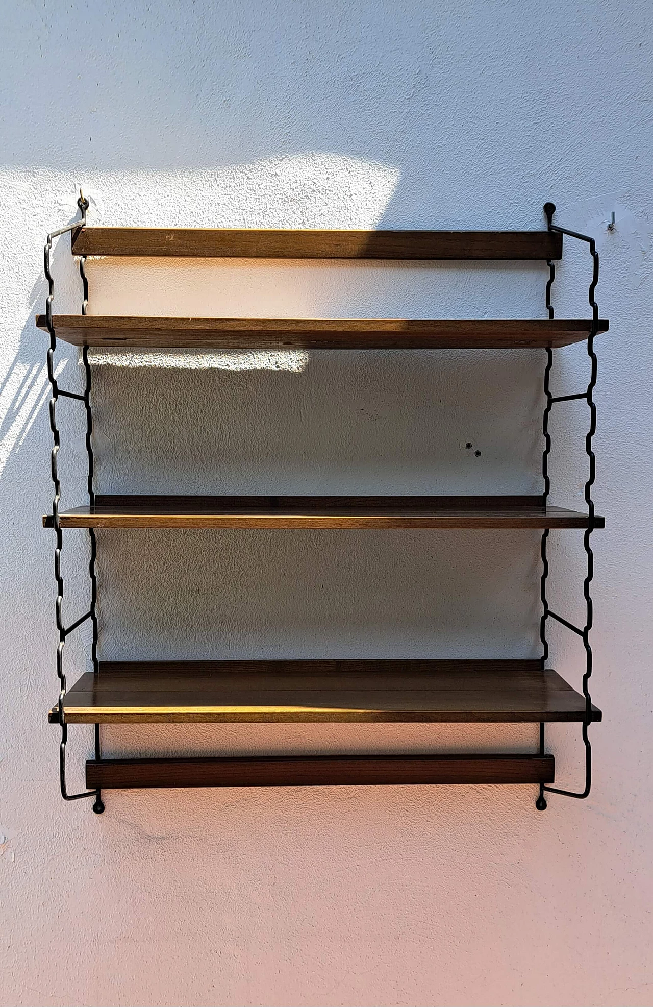 Libreria da parete con telaio in ferro e ripiani in rovere, anni '60 5