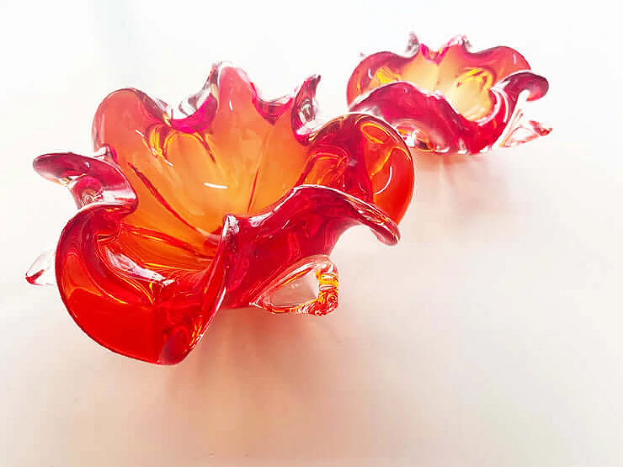 Pair of red Murano glass flower-shaped bowls, 1970s 1