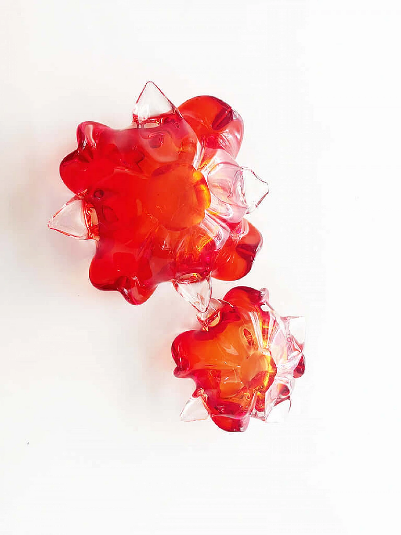 Pair of red Murano glass flower-shaped bowls, 1970s 2