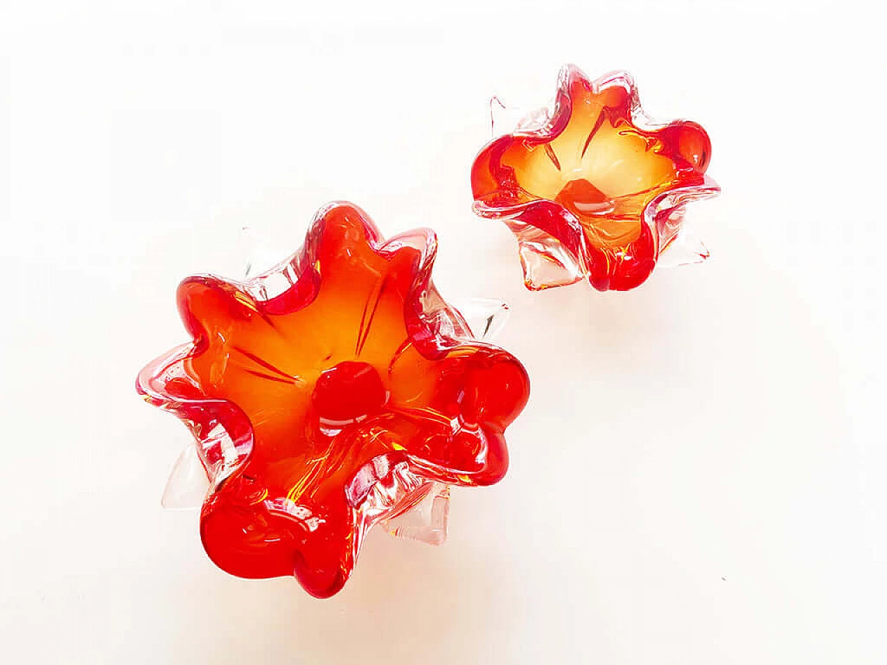 Pair of red Murano glass flower-shaped bowls, 1970s 3