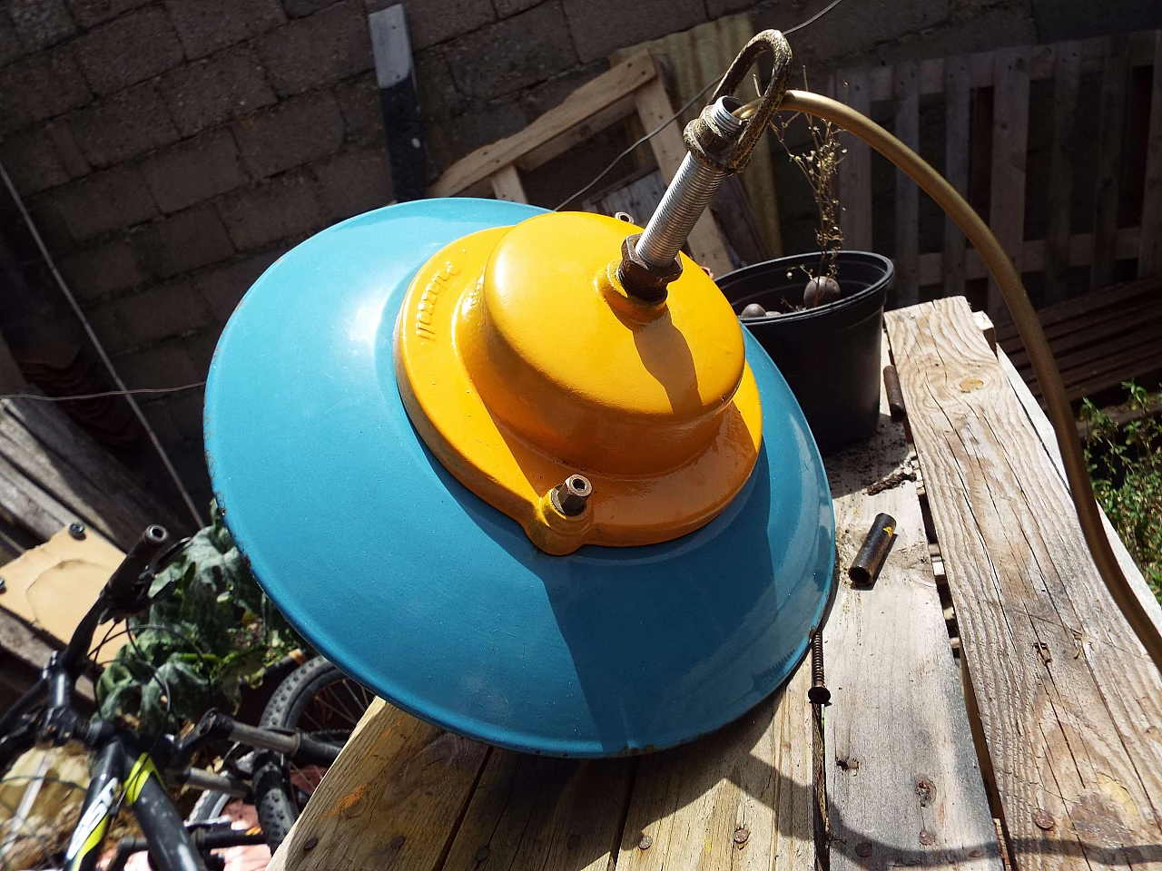 Lampada industriale in metallo giallo e blu di Palazzoli, anni '60 1