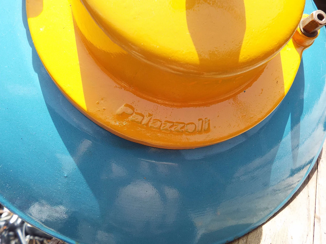 Lampada industriale in metallo giallo e blu di Palazzoli, anni '60 2