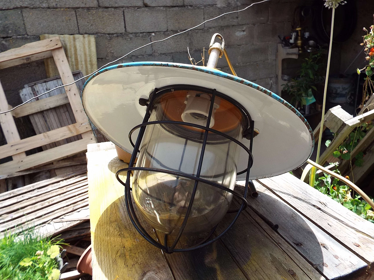 Lampada industriale in metallo giallo e blu di Palazzoli, anni '60 3