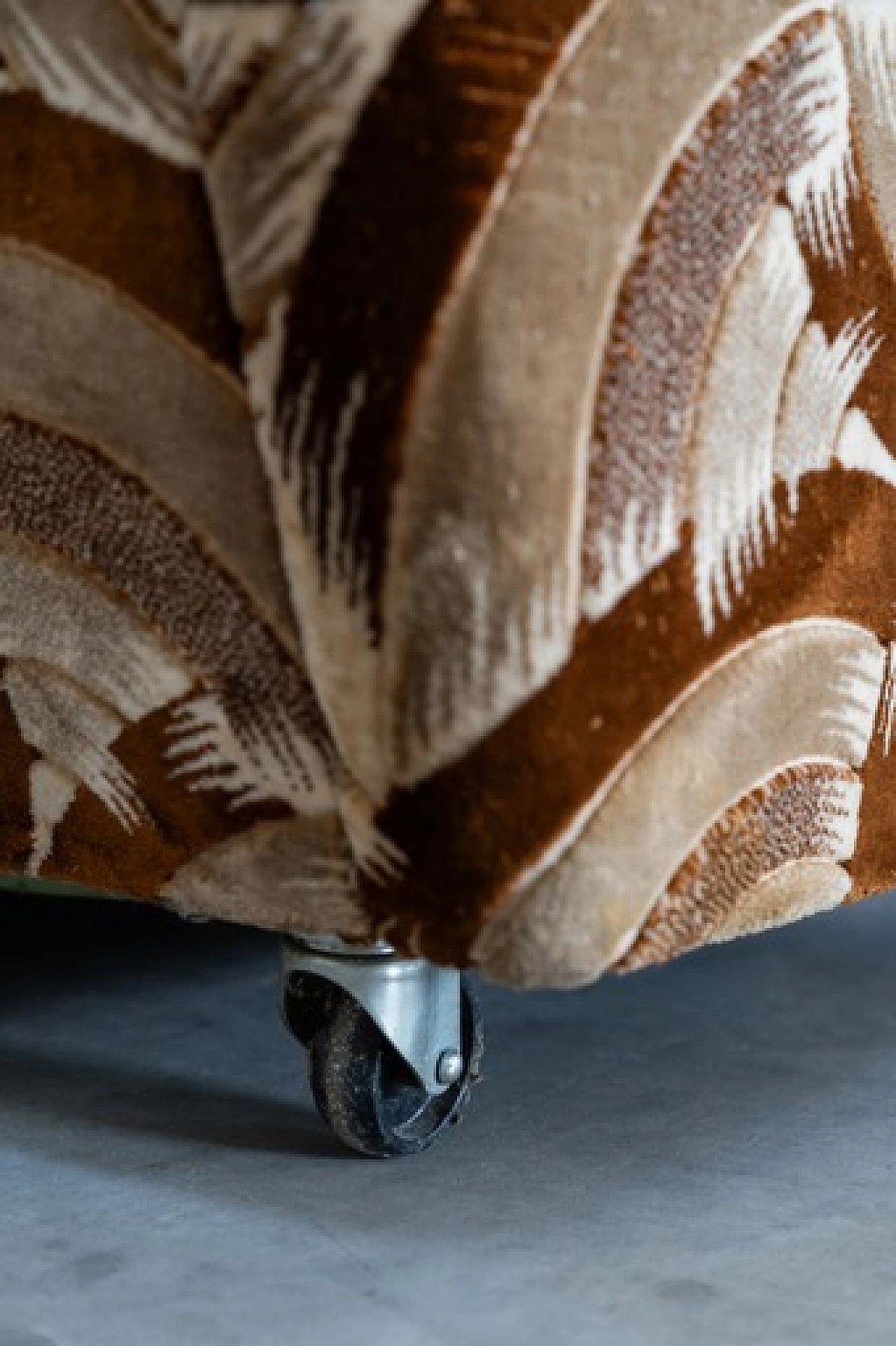 Divano-letto a tre posti e coppia di poltrone in ciniglia, anni '70 5